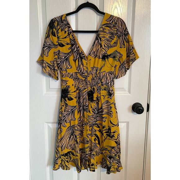 NWT GUESS Dress Yellow Palm Print Cascade Front V-Neck Ruffle Bottom Size Small - Picture 8 of 10